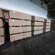 МДФ шлифованная формата 2440х1830 мм производства Шексна, хранение пачек на складе