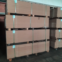 Несколько пачек на складе МДФ шлифованных толщиной 18 мм формата 2440х1830 мм производства ШКДП