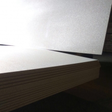 Стопка листов ДСП шлифованных толщиной 16 мм размером 3500х1750 производства Свеза, хранение на складе