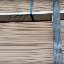 Стягивание пачек ХДФ шлифованных производства Kronospan для перевозки большегрузным автомобилем, формат листов 3х2800х2070 мм