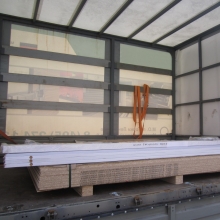 Несколько листов шлифованных ДСП Egger 16мм формата 2800х2070мм, погруженных в машину для транспортировки