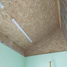 Отделка потолка в частном доме с помощью OSB (ОСП) Kronospan толщиной 9мм, исходный формат плит — 2440х1220мм