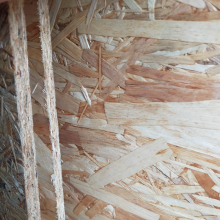 Несколько листов OSB Калевала перед использованием во внутренней отделке дачного дома, формат плит — 2440х1220 мм