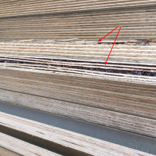 Листы некондиционной фанеры ФСФ, сложенные в одну стопку со строительной фанерой сорта 4/4, формат — 2500х1250мм, толщина — 18мм