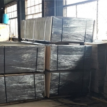 Хранение на складе нескольких пачек фанеры берёзовой ламинированной ФОФ сорта 1/1, размер листов — 1250х2500мм, производство — Россия