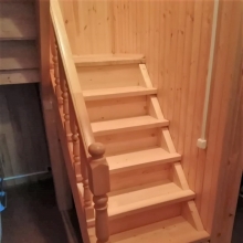 Лестница в частном доме из мебельного щита, порода древесины — Сосна, толщина — 40 мм, формат — 300х900 мм