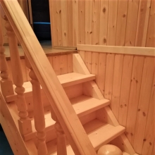 Лестница в дачном домике из мебельного щита, порода древесины — Сосна, размер ступеней — 300х1000 мм, толщина — 40 мм
