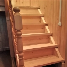 Ступени деревянной лестницы из мебельного щита толщиной 40 мм формата 300х1100 мм, порода древесины — Сосна