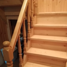 Деревянная лестница в частном доме из соснового мебельного щита, толщина ступеней 40 мм, размер — 300х1000 мм