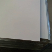 Шлифованные плиты МДФ Kastamonu толщиной 18 мм, сложенные в стопку на складе, размер листов — 2800х2070 мм
