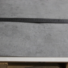 Измерение пластика Egger перед использованием (раскроем), формат листа — 2800х1310мм, толщина — 0.8мм, декор — Бетон Чикаго светло-серый (артикул F186 ST9)