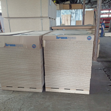 Две пачки распиленных ДСП шлифованных производства Kronospan, исходный формат листов — 2800х2070мм, толщина плит — 16мм
