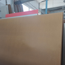 Несколько листов МДФ шлифованных толщиной 10мм формата 2800х2070мм, хранящиеся на складе мебельного цеха, производство плит — Кастамону