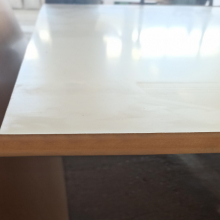 Торец листа МДФ ламинированной белой (1 сторона) стандартной плотности толщиной 19мм, формат плиты — 2800х2070мм, производство — Кастамону