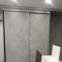Офисный шкаф-купе из ЛДСП толщиной 16 мм декора Бетон Чикаго светло-серый 