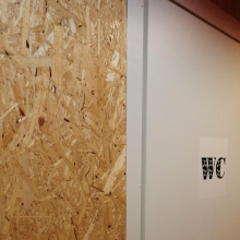 Стены из OSB толщиной 15 мм рядом с дверью в туалет