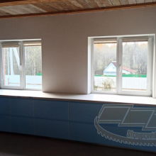 Столешница Kaindl Бетон Арт Опал серый (44374 DP), встроенная в кухню. Толщина плиты — 38мм, исходный размер — 4100х635мм